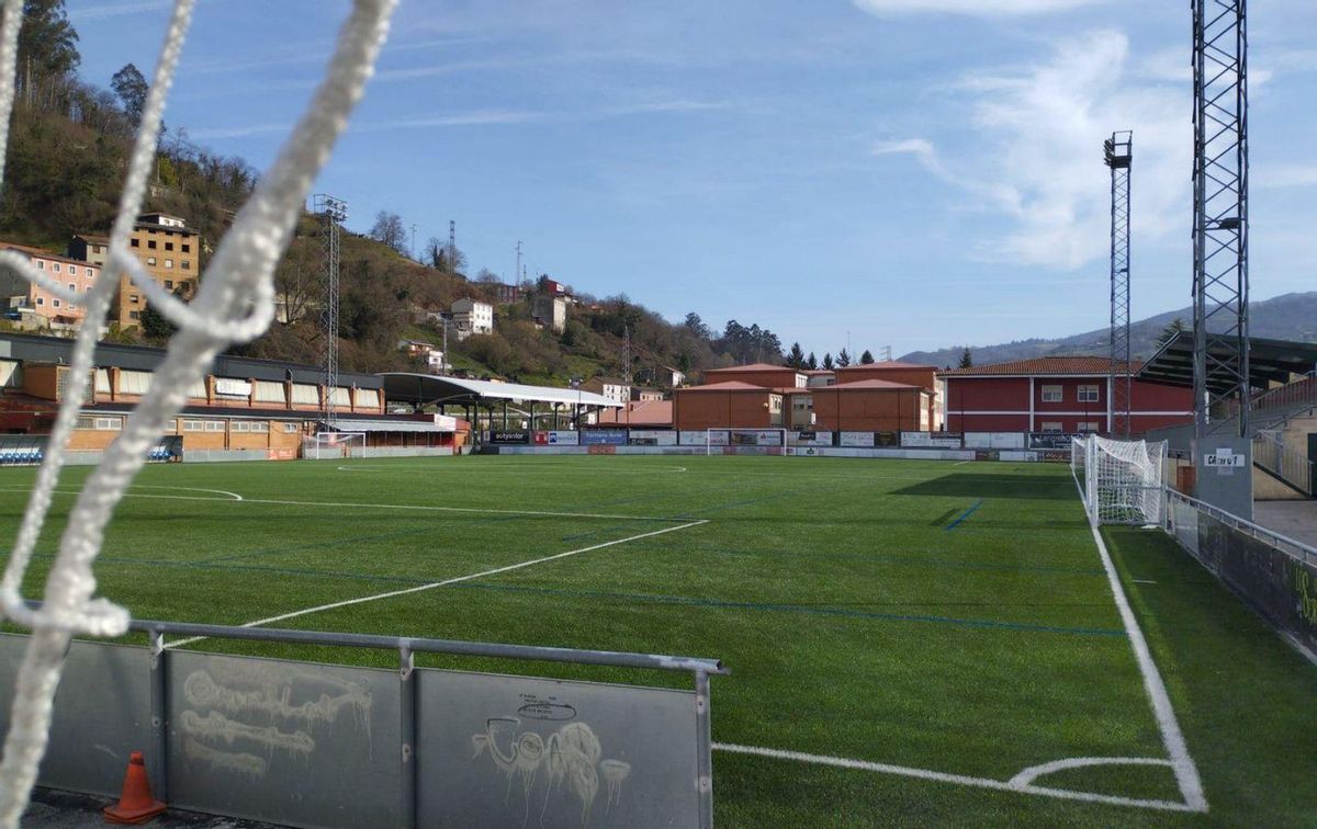 El Caudal urge a renovar el césped de su estadio en Mieres ante la plaga de lesiones