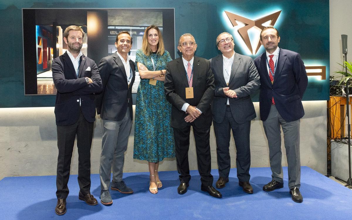 De izquierda a derecha, Víctor Sarasola, Fernando Valle, Carmen Cruz, José Ramón Valle, Mikel Palomera y José Manuel Valle, en la inauguración del Cupra City Garage de Valencia.