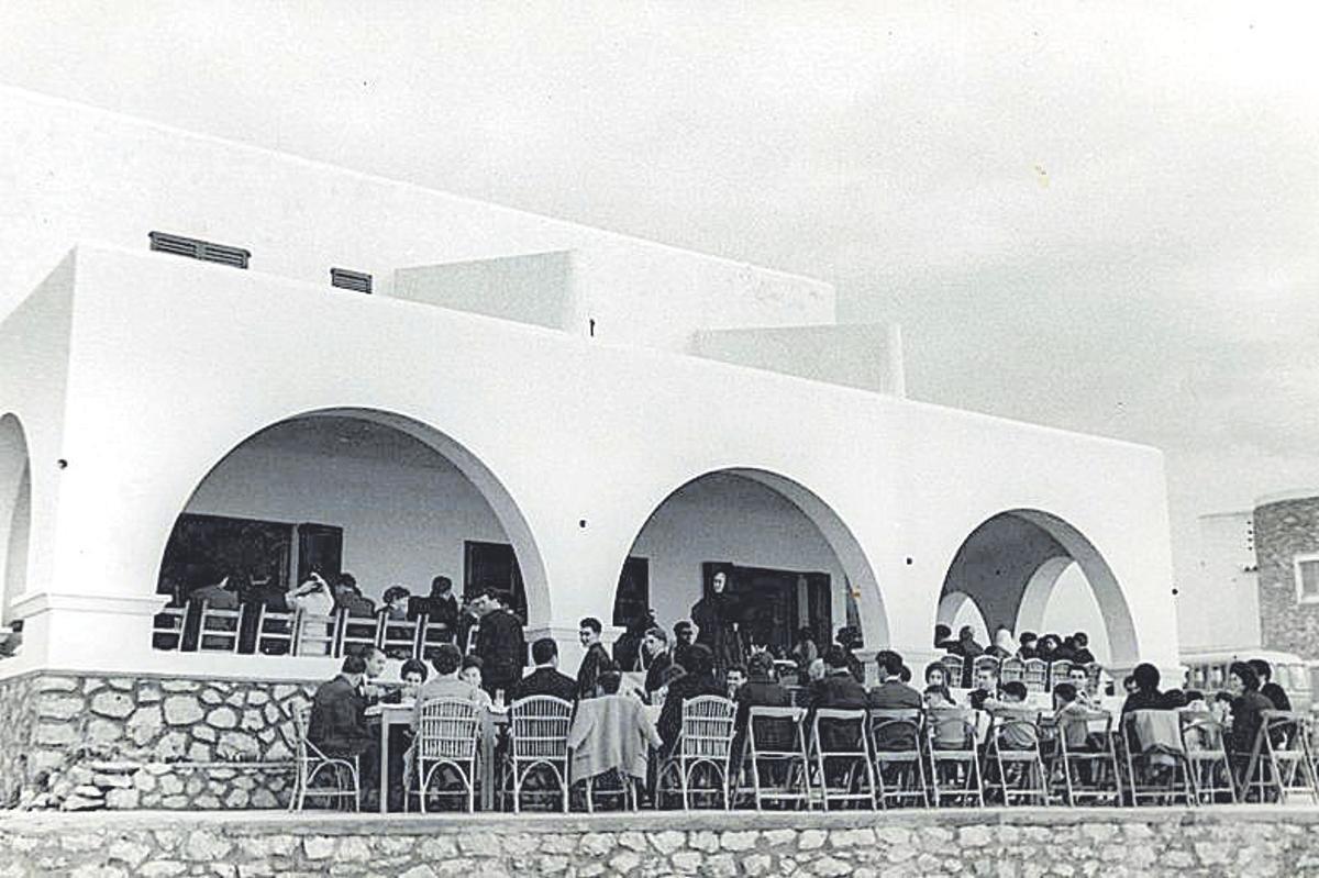Banquete el el porche de la pensión Catalina.
