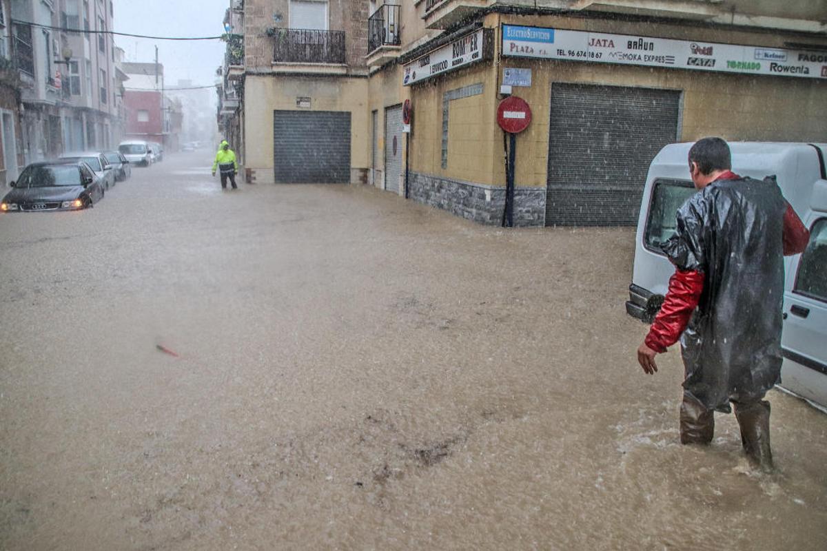 La gota fría deja Orihuela inundada y aislada
