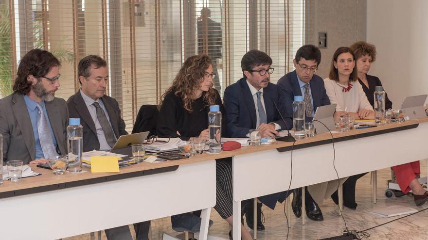 Ornelia Chacón, presidenta de Puertos del Estado, primera por la izquierda, durante la reunión.