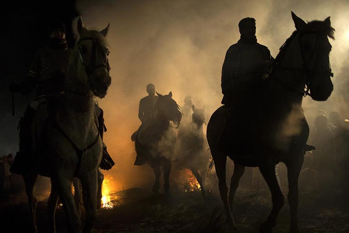 Luminarias incendia el pequeño pueblo de San Bartolomé de Pinares