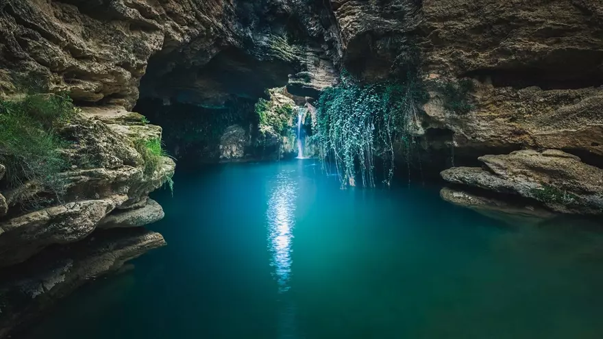 Parece México, pero está muy cerca de Alicante: visita este cenote de aguas cristalinas