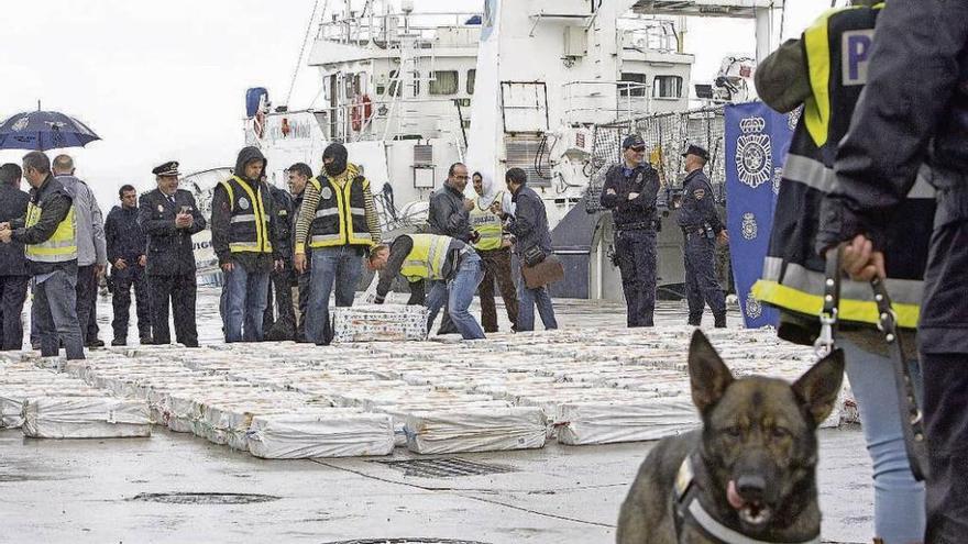 Los más de 3.000 kilos de cocaína del &quot;Riptide&quot; en el puerto de Vigo en junio de 2013. // Marta G. Brea