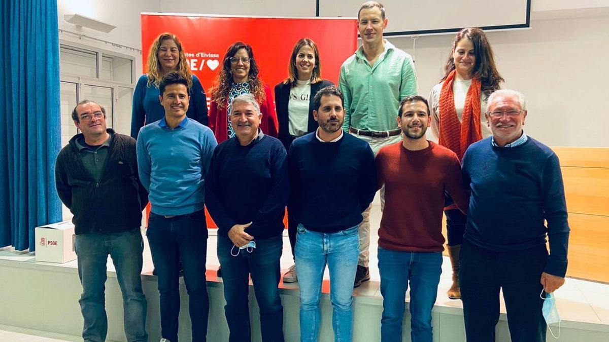 Antonio Lorenzo, junto con los miembros de la nueva ejecutiva. | PSOE