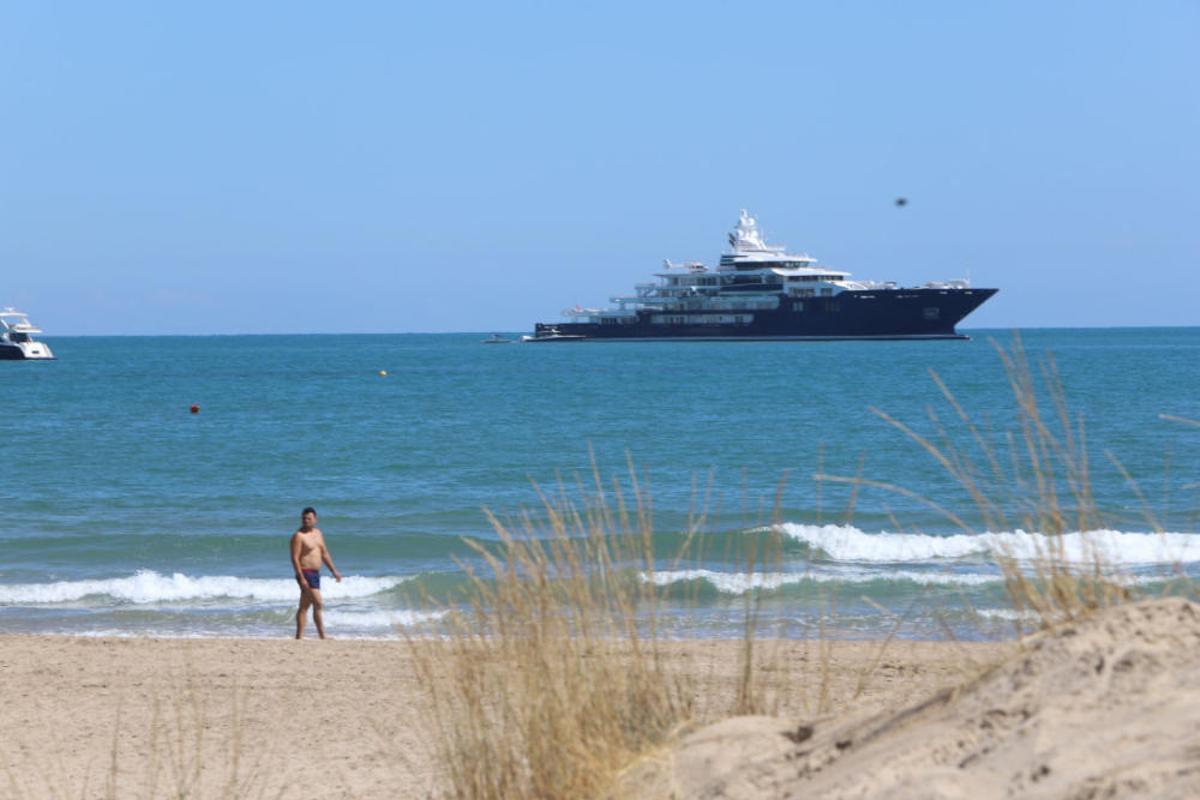 Ulysses, el cuarto yate más caro del mundo fondea en Cullera