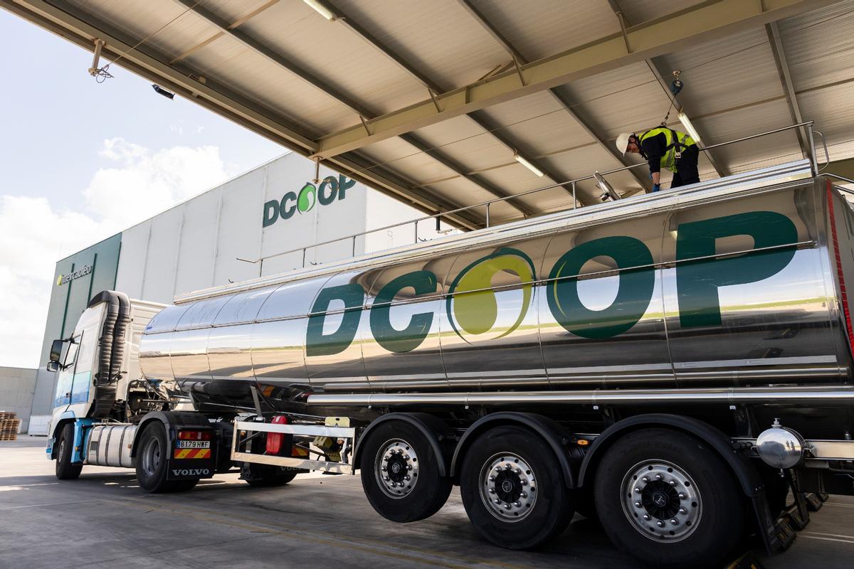 Un camión de Dcoop en instalaciones de la cooperativa.