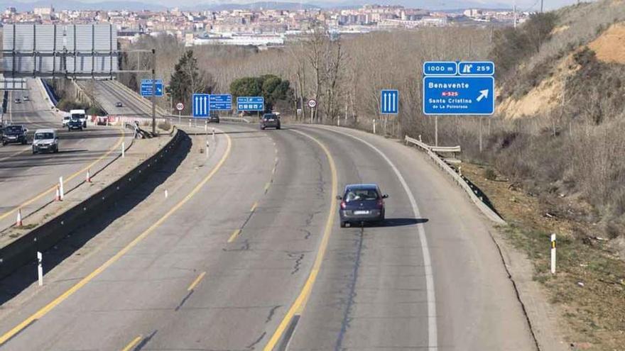 Acceso a Benavente desde la autovía A-6 (Madrid-Coruña).