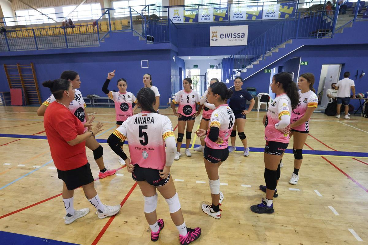 Todas las imágenes de las jornadas de tecnificación de vóley en el Polideportivo Es Viver
