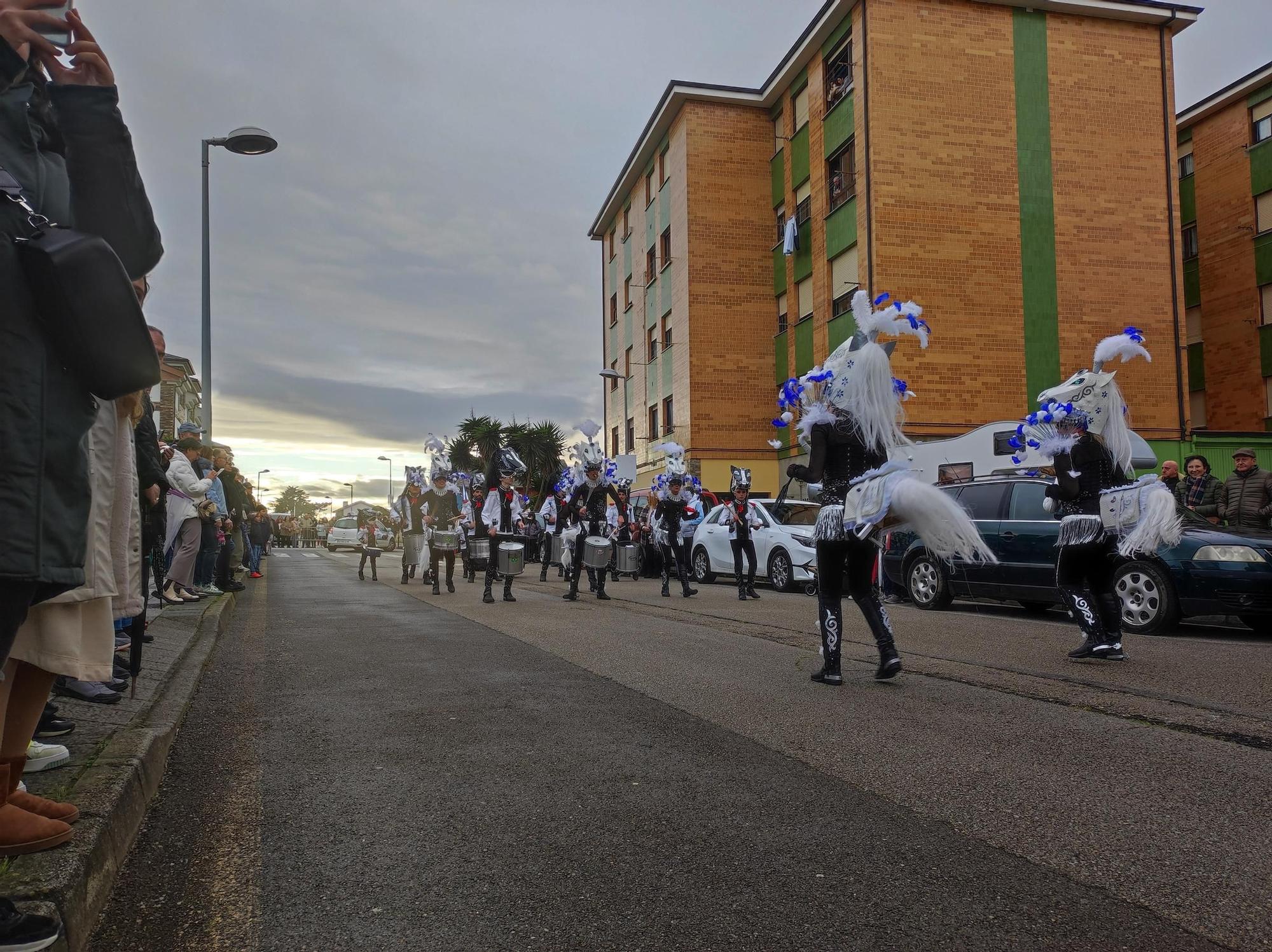 En imágenes: Las calles de Tapia se llenan para ver su vistoso desfile de Carnaval