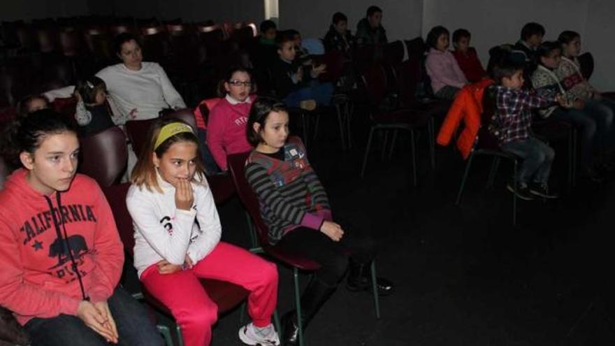 Varios niños durante la proyección, ayer, de la película &quot;Grease&quot; en la Casa de Cultura de Arriondas.