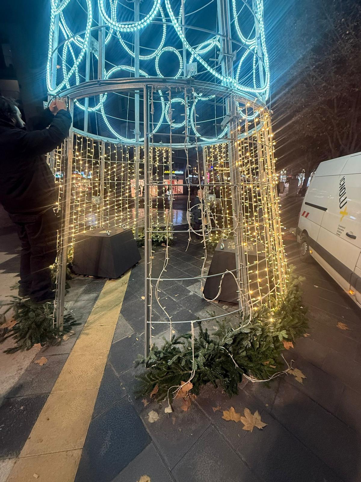 Reparació de l'arbre lluminós que hi ha a la plaça de Neus Català i Pallejà