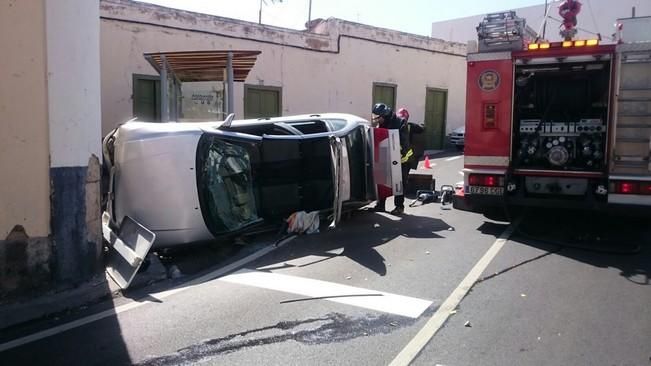 Una conductora, atrapada al volcar su turismo en Marzagán