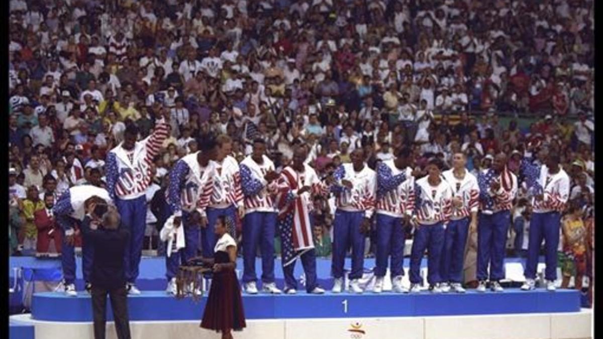 Los integrantes del 'dream team' reciben de Samaranch la medalla de oro. Abajo, la argelina Hasiba Boulmerka, campeona en los 1.500 metros.