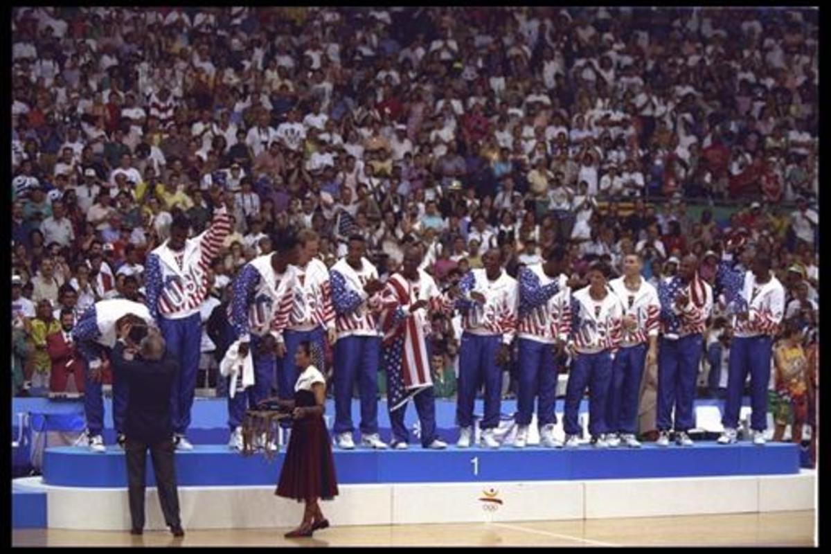 Los integrantes del 'dream team' reciben de Samaranch la medalla de oro. Abajo, la argelina Hasiba Boulmerka, campeona en los 1.500 metros.