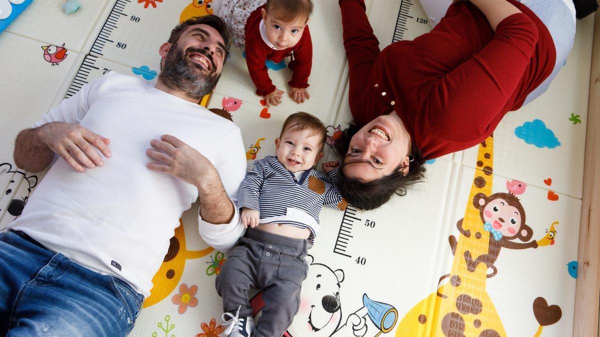Ian y Laia, de 10 meses, junto a sus padres, Laura Pupo y José Carlos Martins.