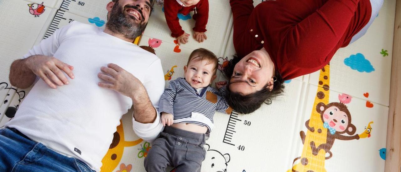 Ian y Laia, de 10 meses, junto a sus padres, Laura Pupo y José Carlos Martins.