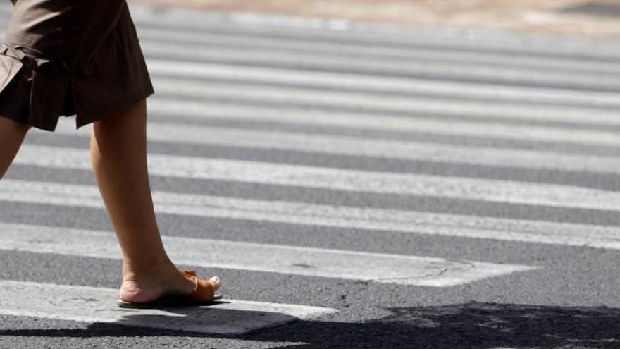 Los adultos con pies planos son más propensos a padecer dolor crónico de rodilla