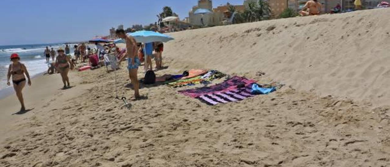 Un escalón de dos metros en la playa de la Goleta enfrenta a Costas con Tavernes