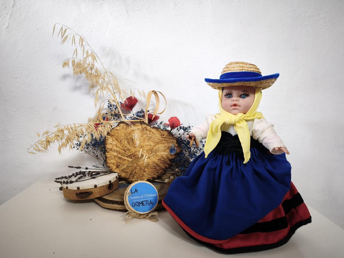Customizan muñecas con los trajes típicos de las islas Canarias