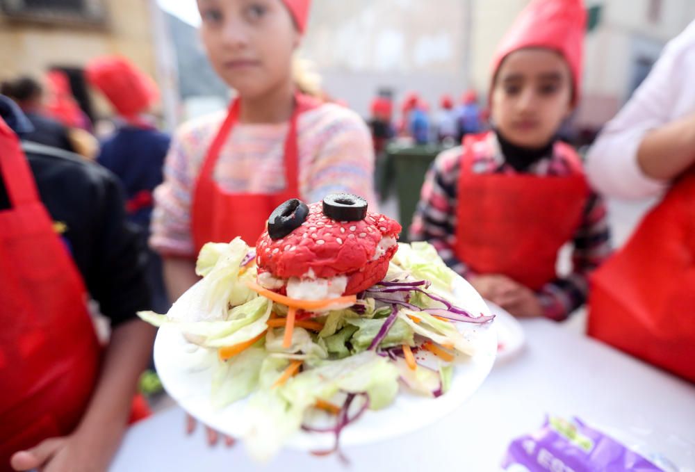 Más de 200 escolares de cuatro municipios de la Marina Baixa compiten en un concurso culinario para inaugurar la Feria Gastronómica local