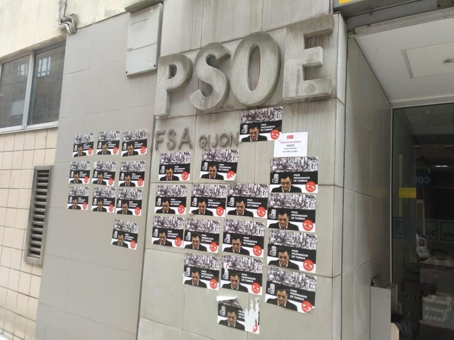 Pegatinas franquistas en las sedes del PSOE