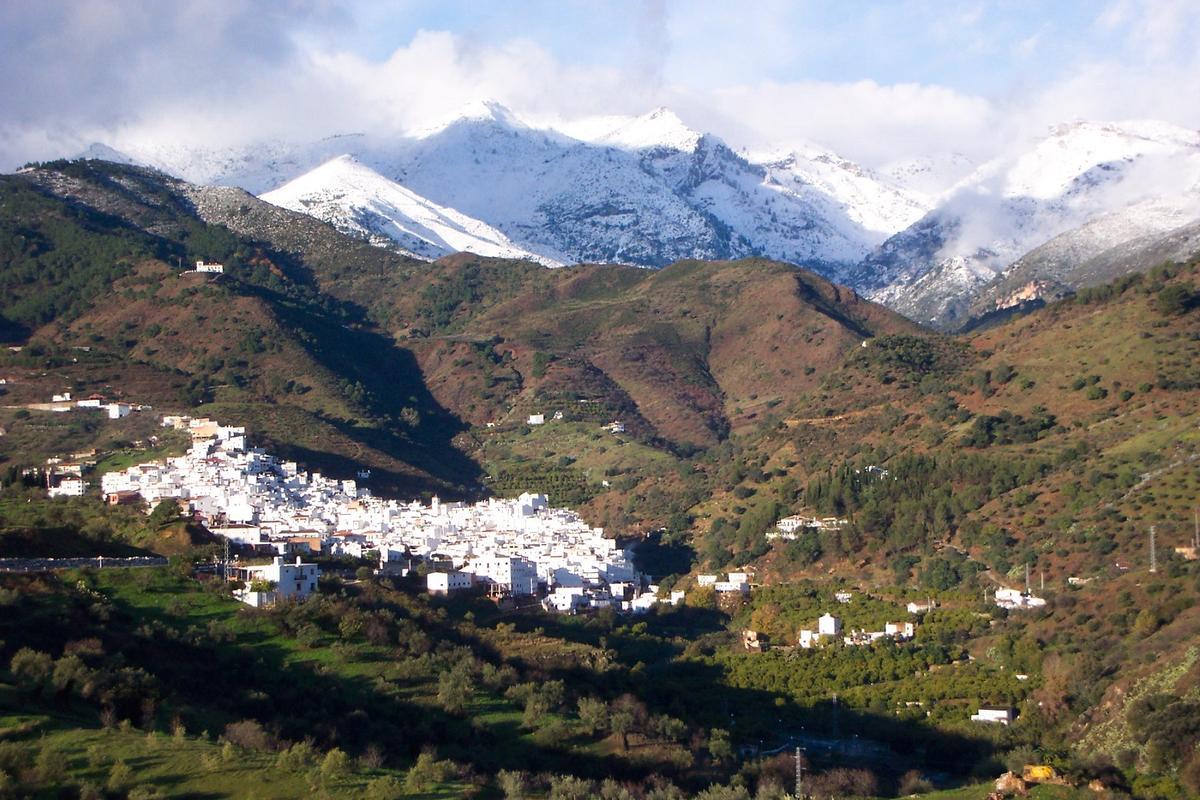 Vista de Tolox, al pie del Parque Nacional de la Sierra de las Nieves.