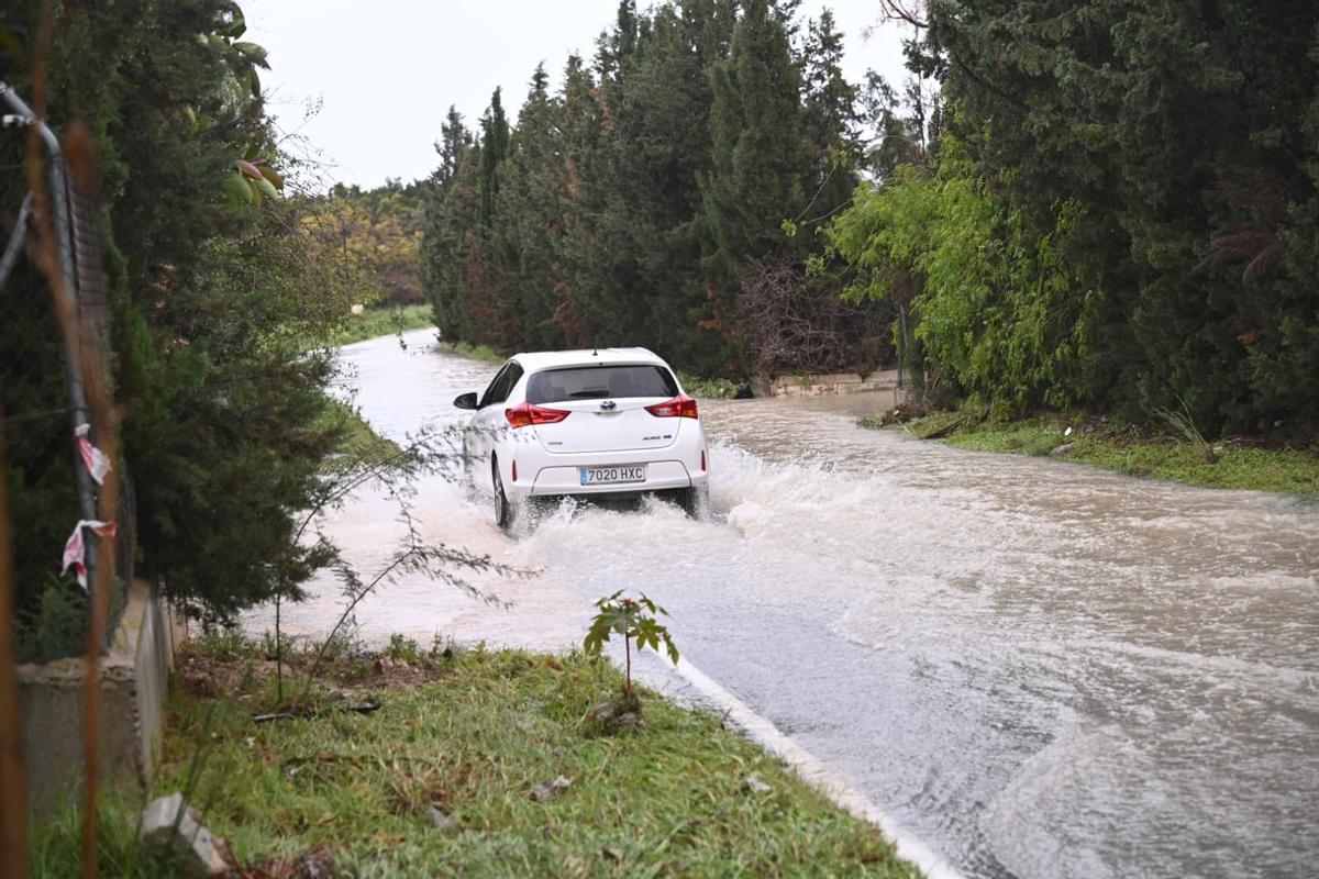 Elche suspende clases en tres centros y la lluvia ya supera los 69 litros junto al Martínez Valero