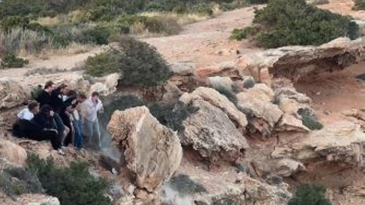 Los jóvenes empujando la roca