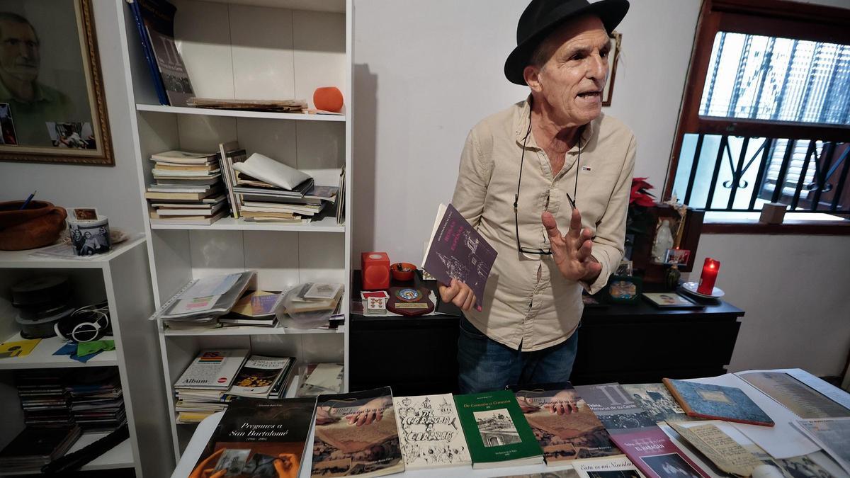 Chano Rojas, junto a algunos de los libros que ha publicado, en su casa.