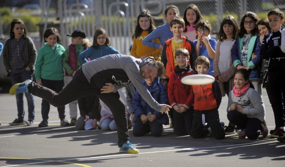 Exhibición de disc golf en al colegio La Gesta II