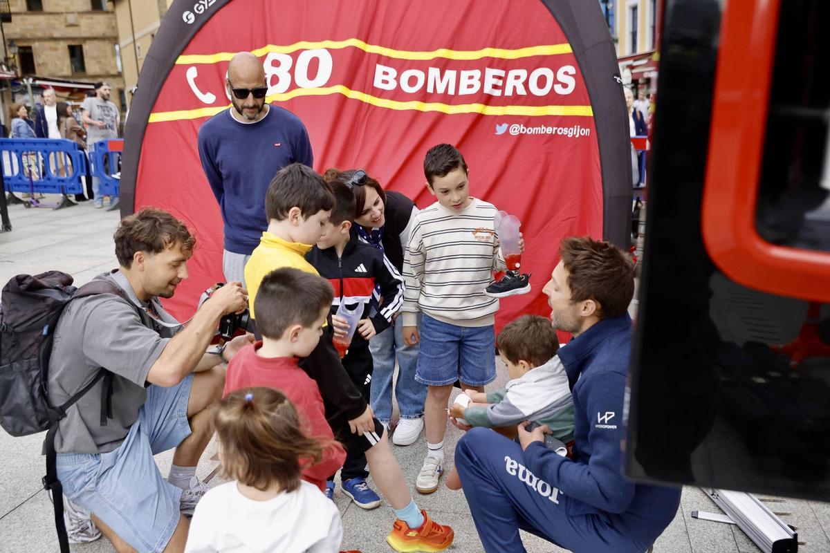 Varios niños se interesan por Mael, e brazos de su padre.