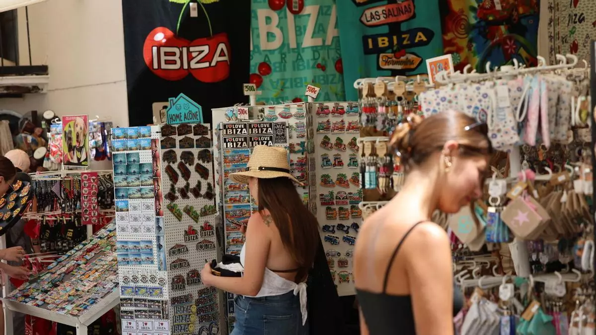 Los souvenirs pierden fuerza en algunas de las zonas más visitadas de Ibiza: "Los turistas vienen con menos dinero que hace unos años"