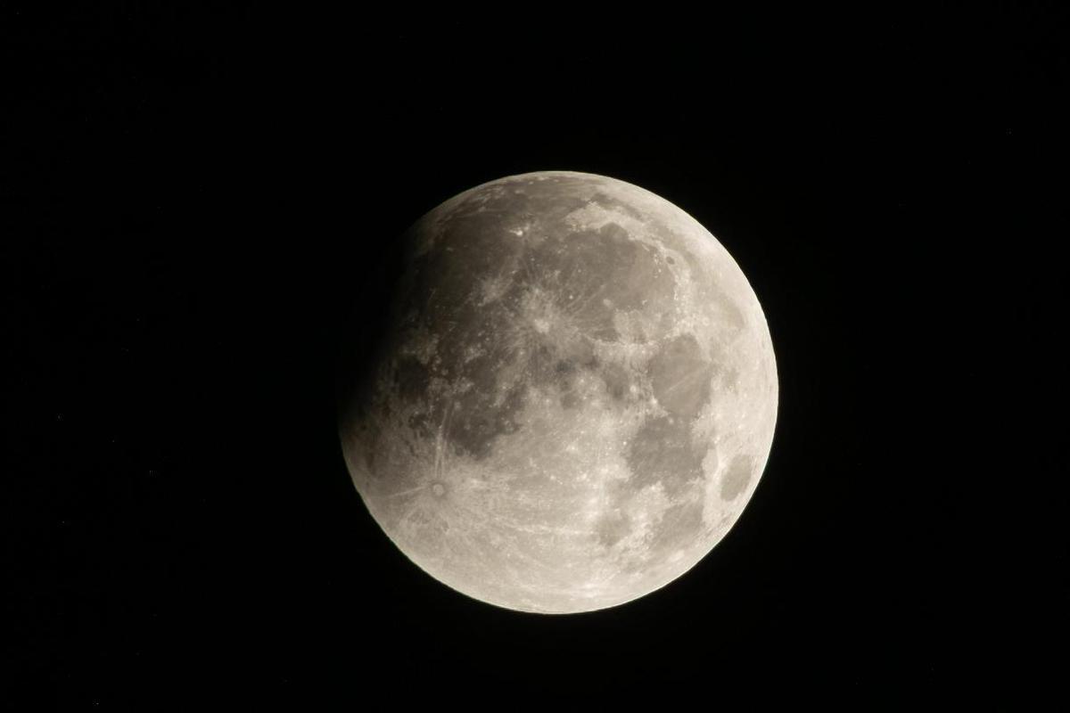 El eclipse lunar de anoche visto desde Las Cañadas del Teide