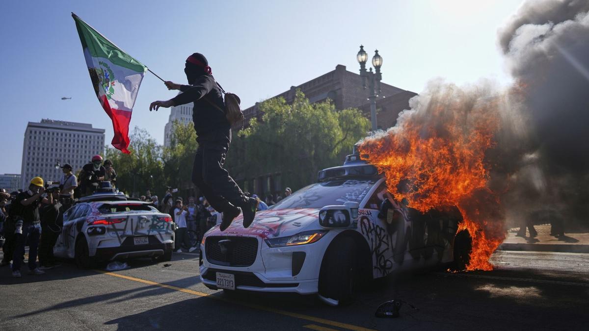 Protestas en Los Ángeles: la bandera mexicana se convierte en símbolo de resistencia