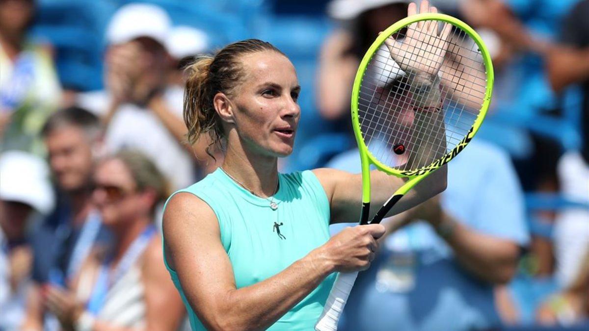 Kuznetsova saluda al público tras imponerse a Barty en semifinales