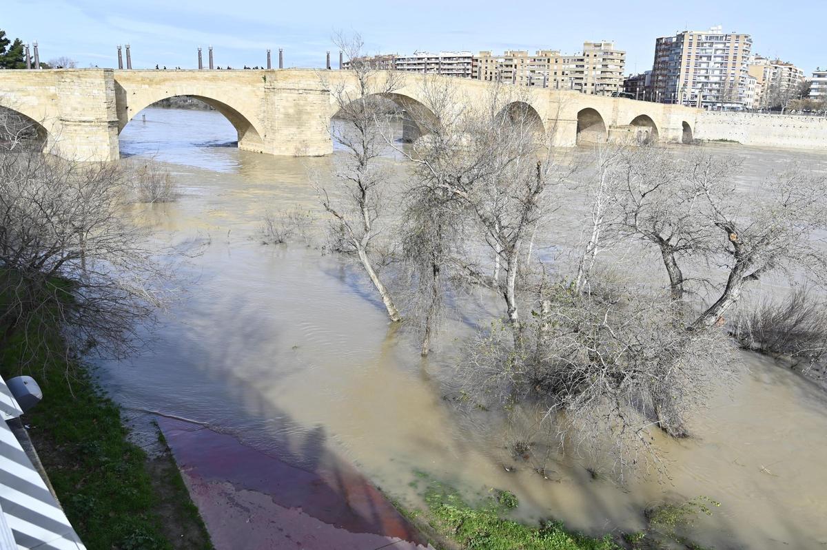 El Ebro, este domingo, a su paso por Zaragoza..