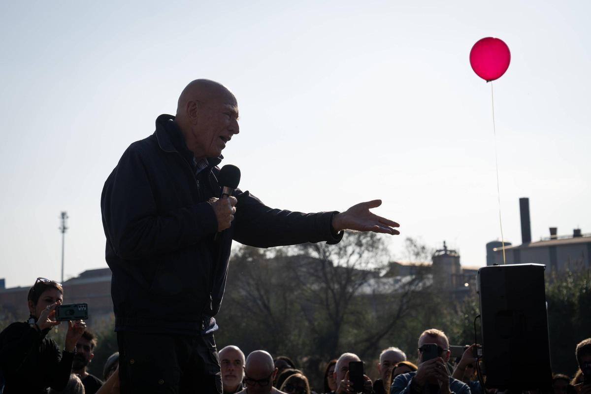 Catalunya Mirades Solidàries ha celebrado un homenaje póstumo al fotógrafo Joan Guerrero en Santa Coloma de Gramenet. La asociación ha inaugurado una exposición de Guerrero en el Parc Fluvial del Besòs y ha entregado el I Premio Joan Guerrero al fotógrafo brasileño Sebastiao Salgado. Catalunya Mirades Solidàries ha celebrado un homenaje póstumo al fotógrafo Joan Guerrero en Santa Coloma de Gramenet. La asociación ha inaugurado una exposición de Guerrero en el Parc Fluvial del Besòs y ha entregado el I Premio Joan Guerrero al fotógrafo brasileño Sebastiao Salgado.