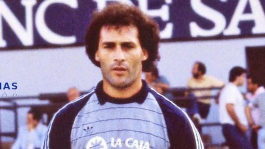 Manolo López, como portero de la UD, en la temporada 1981-82.  | | LP/DLP