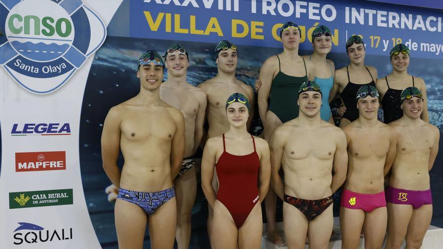 Varios de los olayistas que acudieron al Nacional de Barcelona, en el Santa Olaya: en primera fila, por la izquierda, Jorge Solar, Natalia Labés, Óscar Saura, Beltrán Ortiz y Yago Rodríguez; detrás, por la izquierda, Yago Suárez, Javier González, Paola Azzato, María Zornoza, María Calvo y Paula Rodríguez.