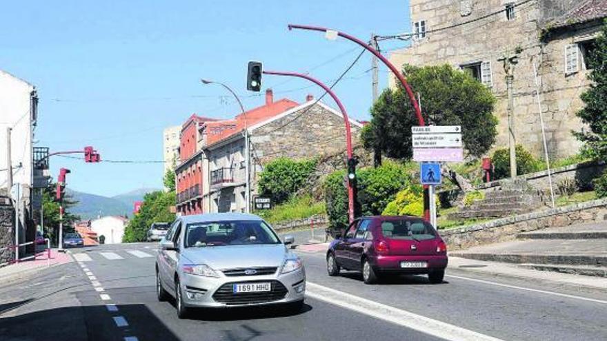 En la avenida de Cambados, junto a la farmacia de Sobrán, ya hay un poste para el "foto-rojo". // Noé Parga