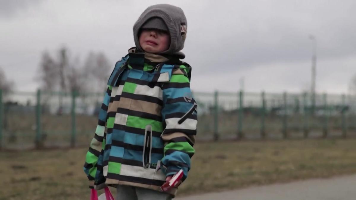 El desconsolado llanto de un niño ucraniano al cruzar la frontera en Medyka (Polonia)