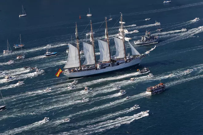 Llegada del Juan Sebastián de Elcano a la ría de Ferrol con la princesa Leonor a bordo
