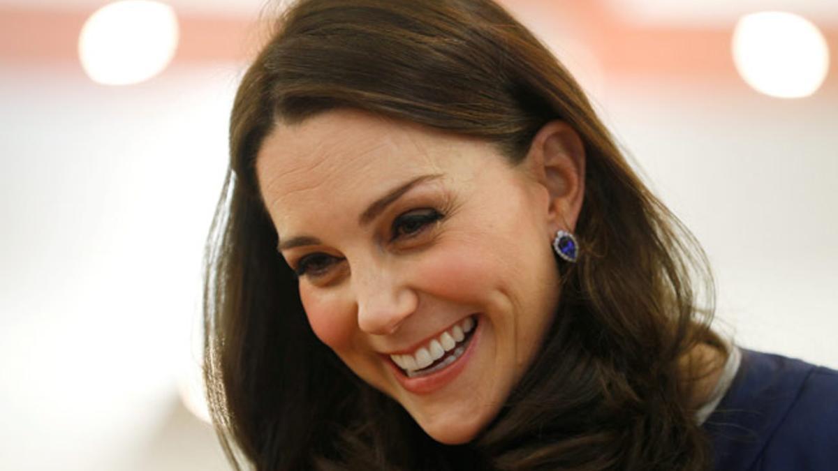 Detalle de los pendientes de tanzanita y diamantes de Kate Middleton