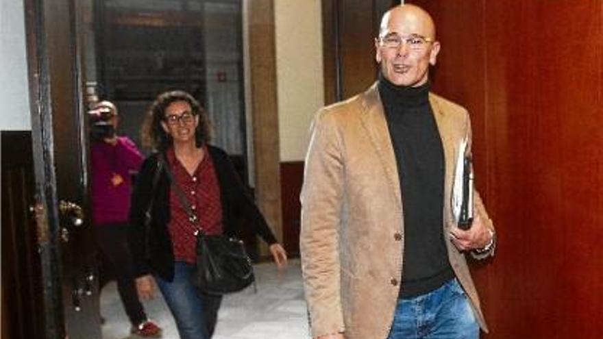 Raül Romeva i Marta Rovira -JxSí- entren a una sala de reunions del Parlament per seguir amb les converses.