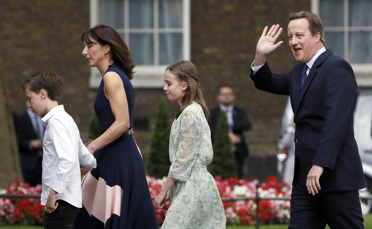 Britain’s outgoing Prime Minister, David Cameron, accompanied by his wife Samantha, daughters Nancy and Florence and son Arthur, prepare to pose for photographs in front of number 10 Downing Street, on his last day in office as Prime Minister, in central London, Britain July 13, 2016.     REUTERS/Stefan Wermuth/File Photo