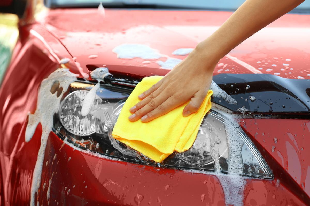 Cómo limpiar los faros amarillentos del coche con 2 trucos caseros