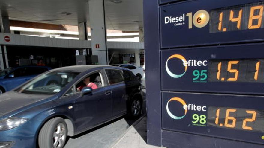 Precios de los carburantes en una gasolinera española.