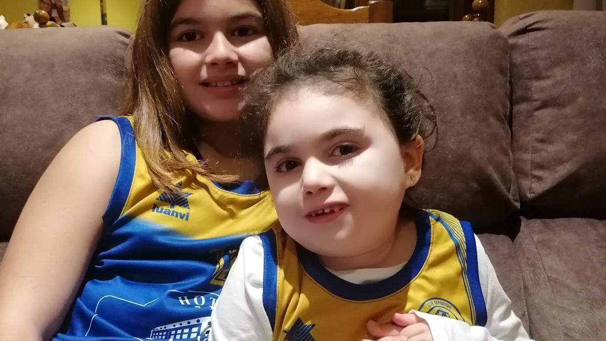 La pequeña Alma Suárez, con su hermana Telma