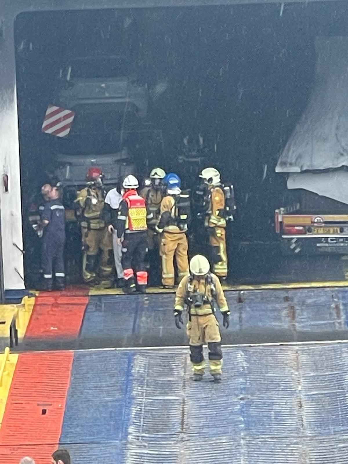 FOTOS | Nuevo incendio en la bodega de un ferry que cubría la ruta Barcelona-Palma FOTOS | Nuevo incendio en la bodega de un ferry que cubría la ruta Barcelona-Palma